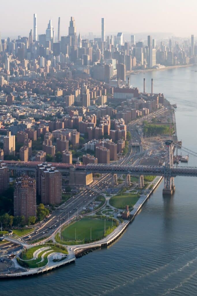 إطلالة على الحديقة المرتفعة بجوار جسر ويليامزبرغ ضمن مشروع باركيبلاجو