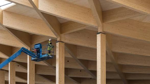 تفاصيل الهيكل الخشبي الداخلي لمركز السباحة والرياضة.