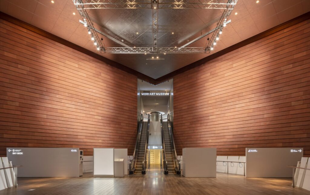 زوار يتفاعلون مع المعروضات داخل معرض تسع رؤى