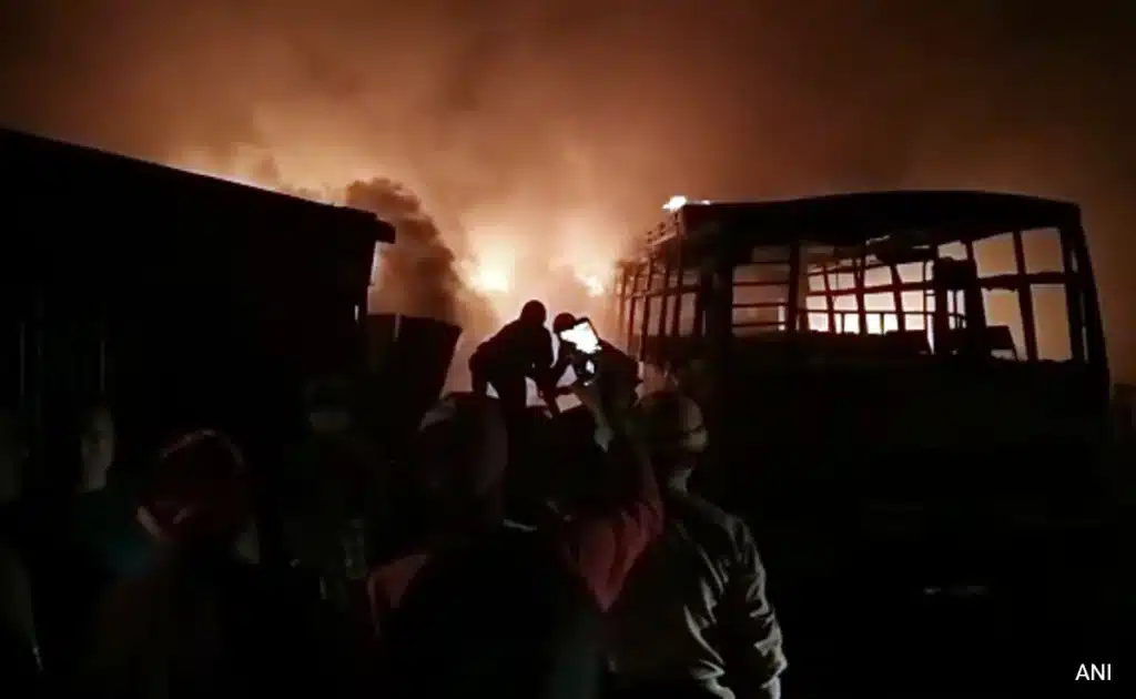 منظر علوي لأنقاض المنزل المنهار محاط بالسكان المحليين في موقع الحادث.