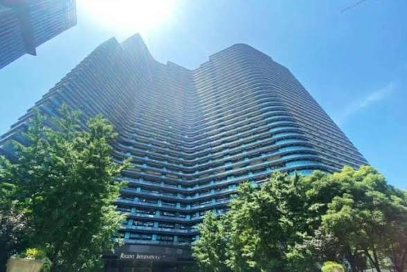 واجهة البرج الرئيسية مع توزيع متناظر للوحدات السكنية والتفاصيل المعمارية.