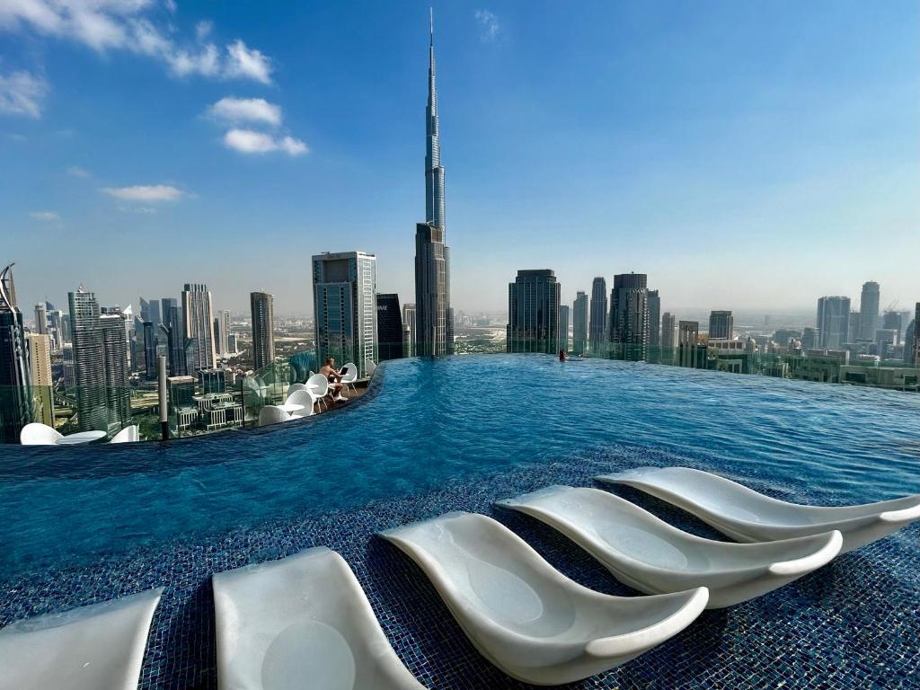 Infinity pool overlooking Burj Khalifa, part of the tower&rsquo;s luxury amenities