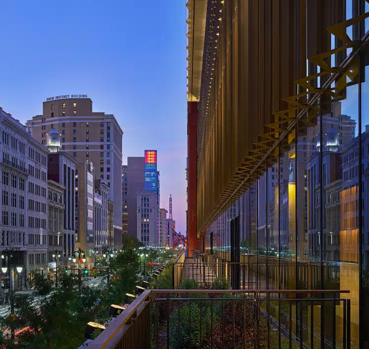 الأتريوم متعدد الطوابق داخل Hudson’s Detroit يملأه الضوء الطبيعي مع سقف مستلهم من مصابيح