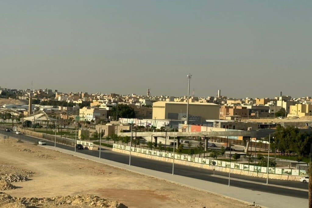 حديقة النهضة من بعيد &ndash; طريق ومساحات خضراء تحيط بمدينة جرير.