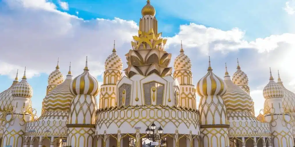 واجهة أحد الأجنحة الثقافية داخل القرية العالمية تُظهر تفاصيل التصميم المستوحاة من التراث العالمي.