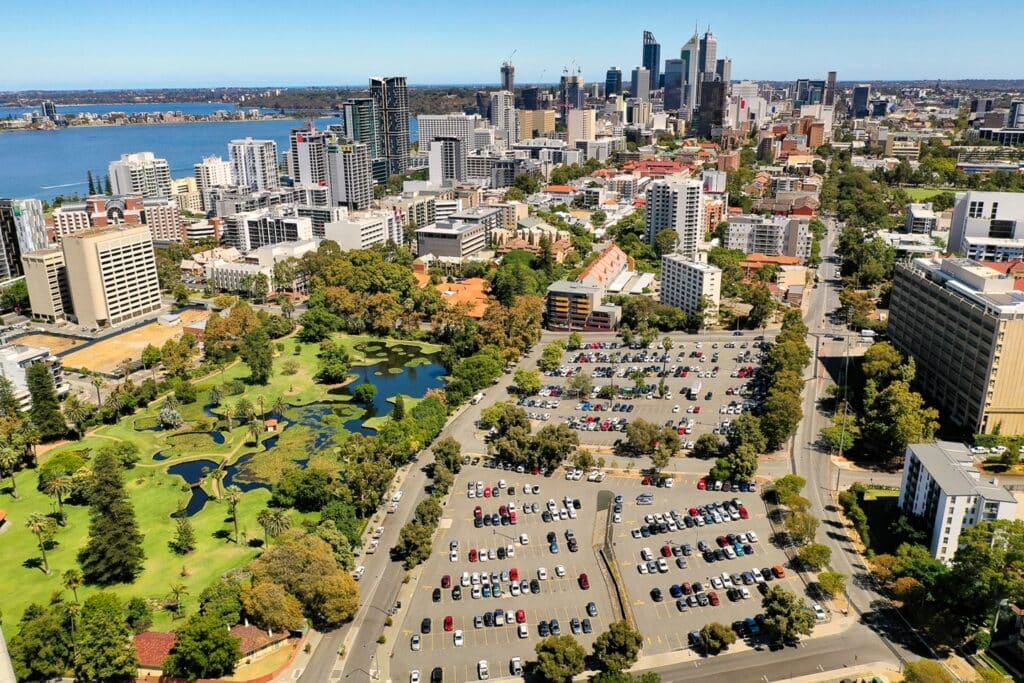 صورة توضح البيئة الحضرية المحيطة بموقع المدرسة الابتدائية المرتقبة في إيست بيرث.