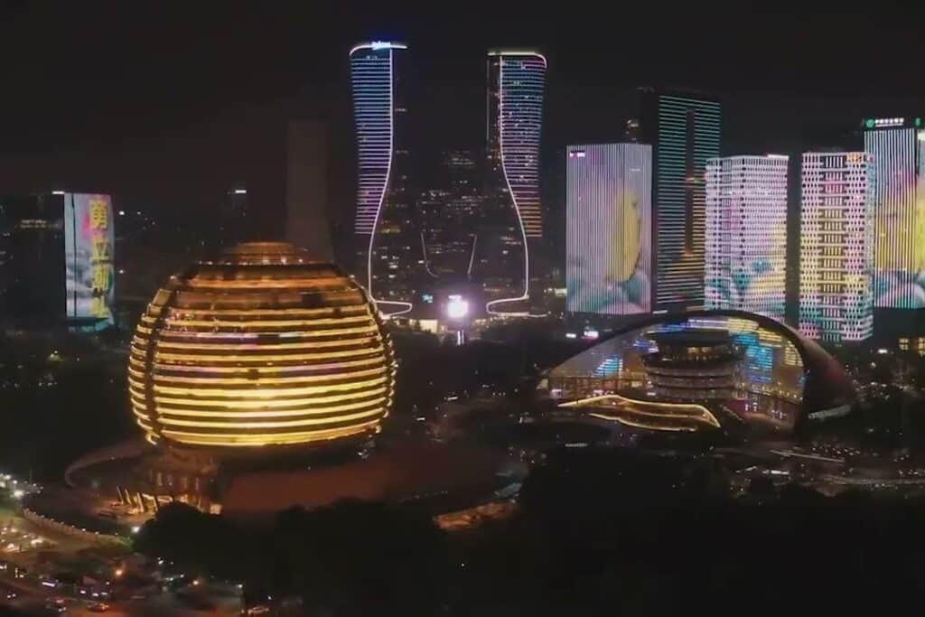 وحدات السكنية على ارتفاعات مختلفة مع إبراز التكامل بين التصميم والبيئة.