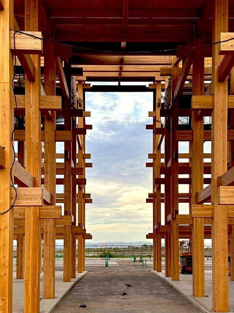 منظر جانبي لهيكل الجراند رينج يبرز تسلسل الوحدات الخشبية وتكرار الإيقاع الإنشائي حول الدائرة المركزية.