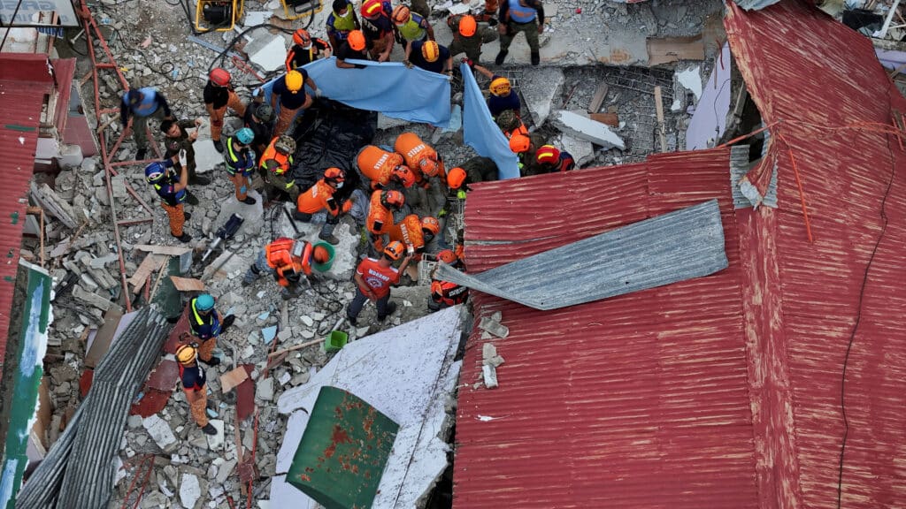 سكان محليون يتفقدون الأضرار في أحد الشوارع بعد الزلزال.