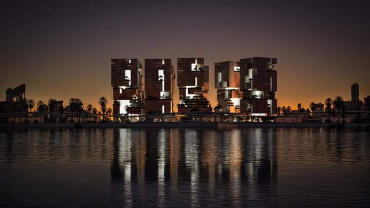 ليلاً، ينعكس في الماء بضوء دافئ، وسط سماء غروب ذهبية وأشجار نخيل تحيط به.