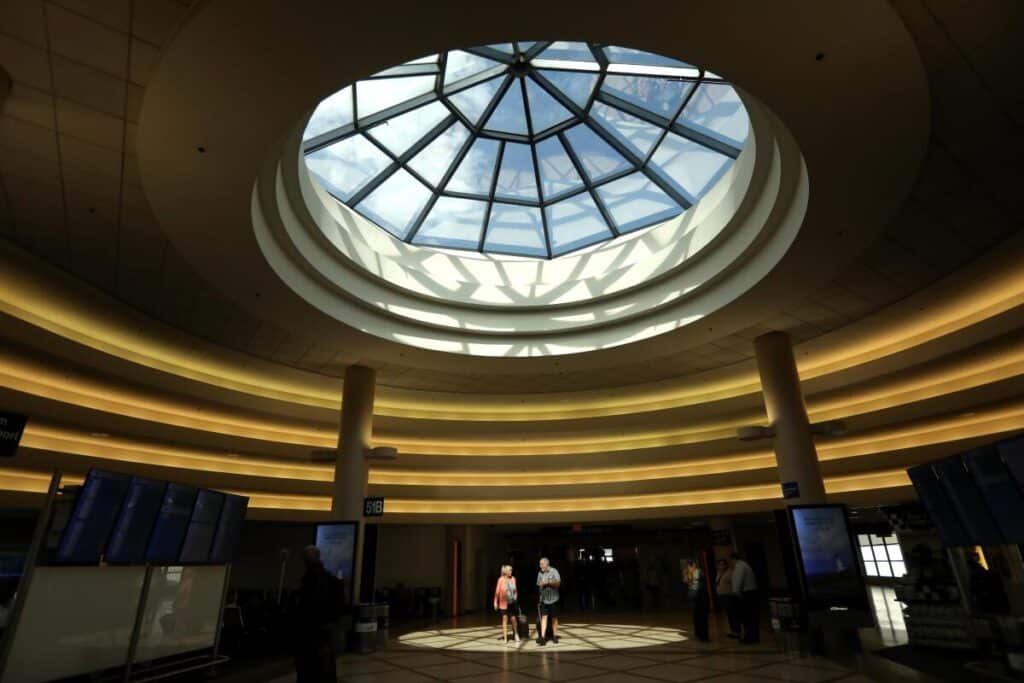 فُتحة سقف محطة لوس أنجلوس 5 تُضيء القاعة بالضوء الطبيعي، وتُدفئ المكان.