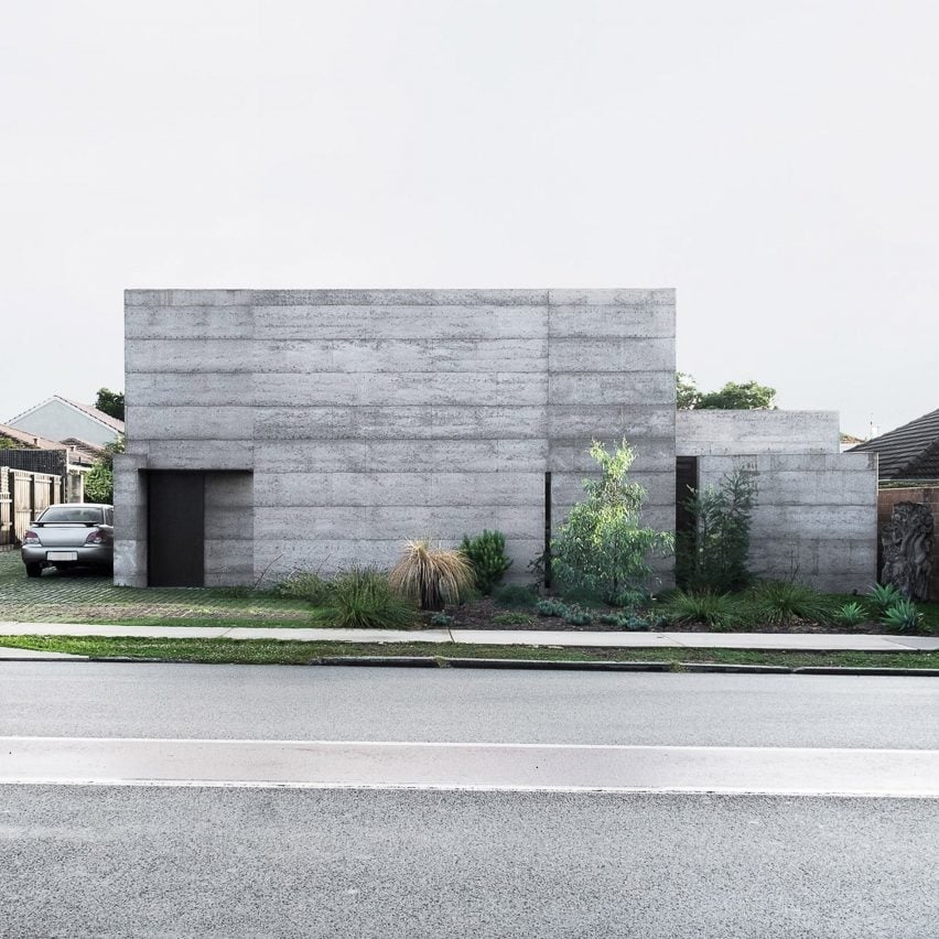 منزل خرساني مربع بدون نوافذ، يواجه الشارع بجدار صامت.