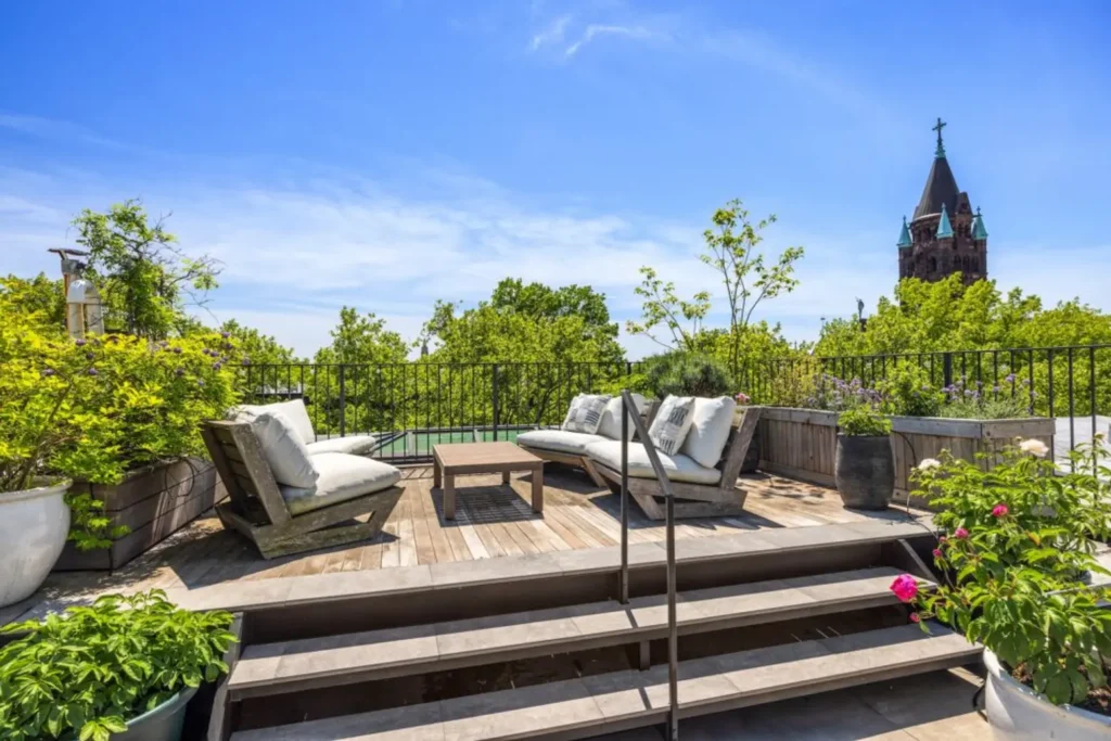 منظر خارجي للواجهة الخلفية للمنزل مع الفناء والسطح العلوي والأماكن المفتوحة.