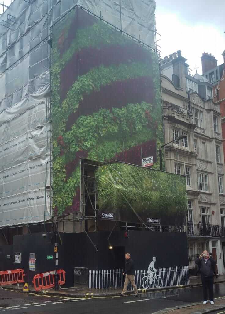  مبنى في لندن ملفوف بطبقة تشبه الغابة الخضراء، كأنه يتنفس طبيعةً بين جدران المدينة  تحول مؤقت يعيد تعريف العمارة كجلد حي.