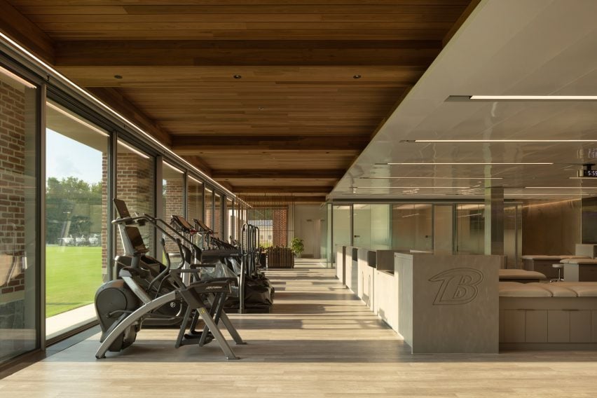 منطقة الكارديو لفريق ريفنز &mdash; سقف خشبي، نوافذ تمتد من الأرض إلى السقف تطل على الملعب، وأجهزة حديثة جاهزة للعمل. قوةٌ تُرافقها إطلالة.