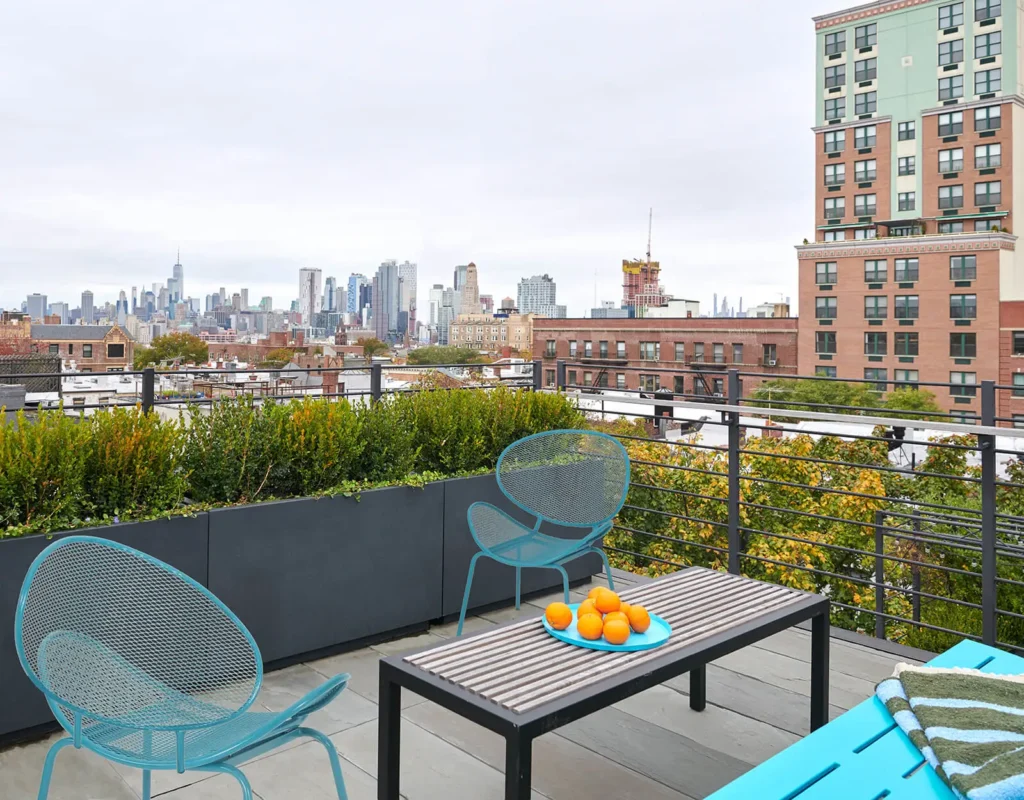 تصميم داخلي يبرز السلالم العائمة والخيزران المستخدم في الجدران والمواد الطبيعية الأخرى.