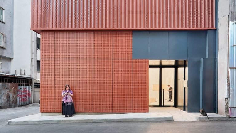 Nevzat Sayın تصمم مساحة جوهرة مخفية لأحد المعارض الفنية المستقلة الرائدة في إسطنبول