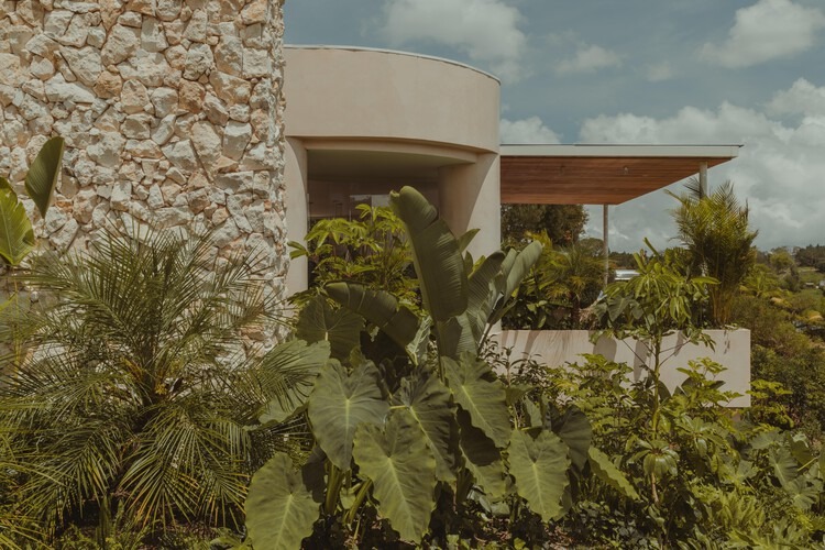 Facade of Covva house with organic lines and natural materials