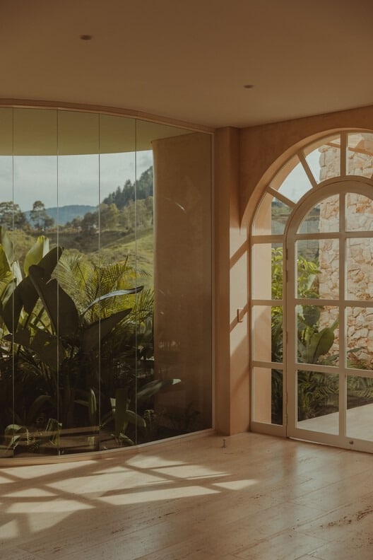 Facade of Covva house with organic lines and natural materials