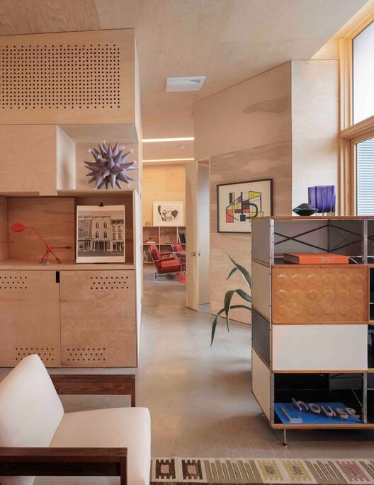 L-shaped house fa&ccedil;ade clad in corrugated aluminum reflecting sunlight