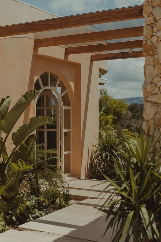 Facade of Covva house with organic lines and natural materials
