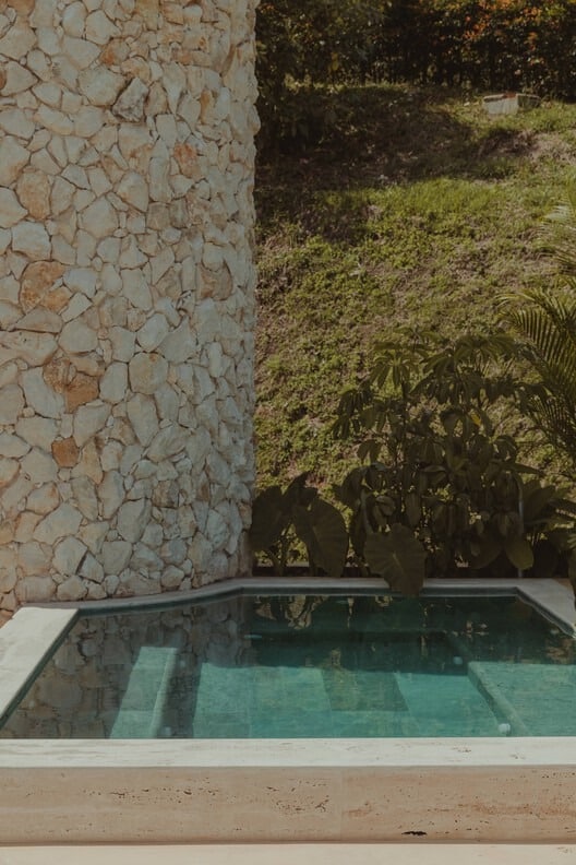 Facade of Covva house with organic lines and natural materials