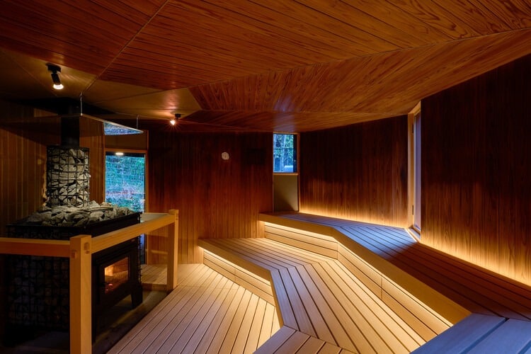 Design and layout of a sauna balancing privacy, social interaction, and integration with nature