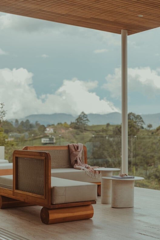 Facade of Covva house with organic lines and natural materials