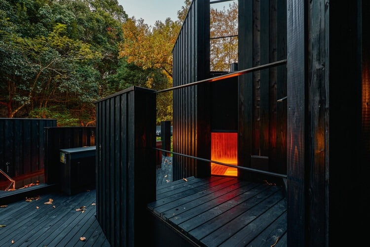 Design and layout of a sauna balancing privacy, social interaction, and integration with nature