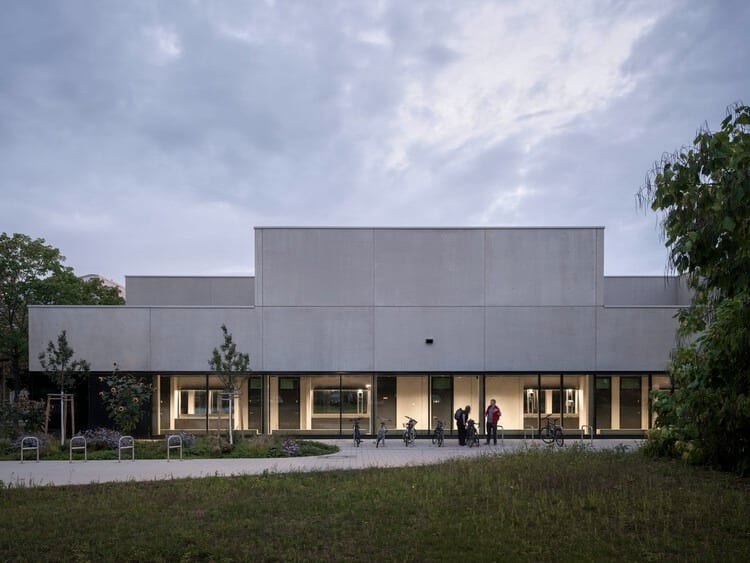 Indoor swimming pool at Sportbad am Rabet project in Leipzig, showing modular design, use of glass and exposed concrete, and open spaces integrated with nature and urban context.