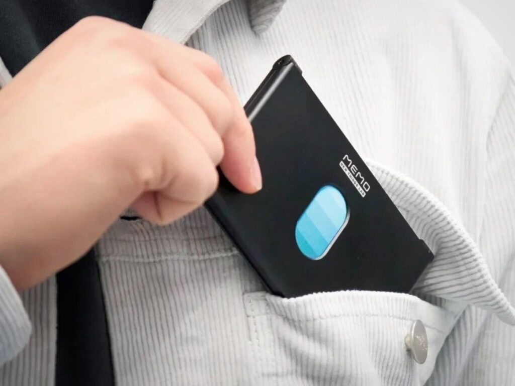 MEMO wallet easily fits in pocket