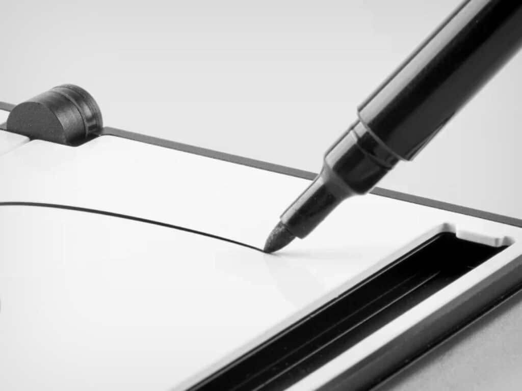 Built-in pen inside the wallet with integrated eraser