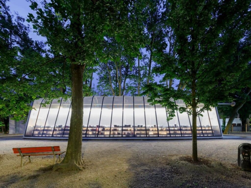 La Libreria mobile library resembling a greenhouse, surrounded by visitors