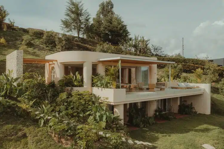 Facade of Covva house with organic lines and natural materials