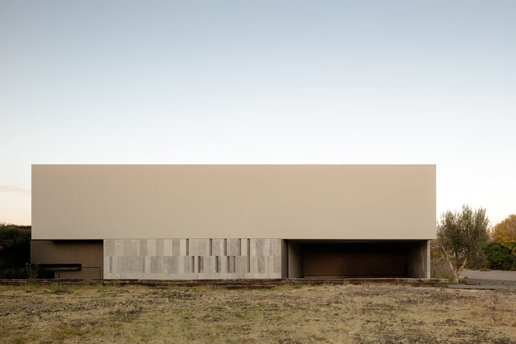 Casa Rio project facade in a V-shape adapting to the topography