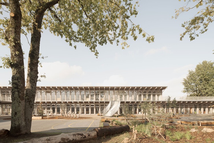 Facade of Jules Verne School complex with main entrance and front courtyard