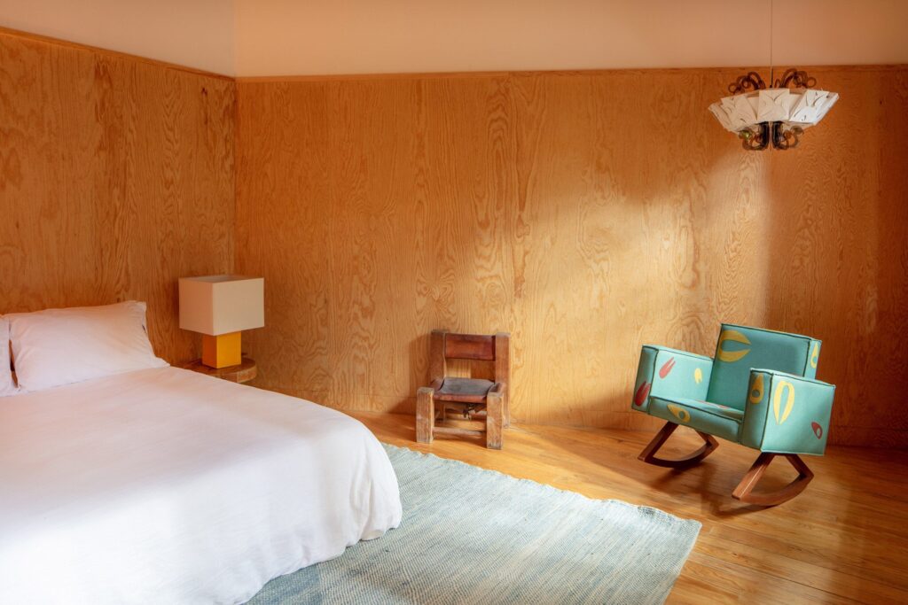 Wooden Annex by Pedro & Juana on the slope of Valle de Bravo