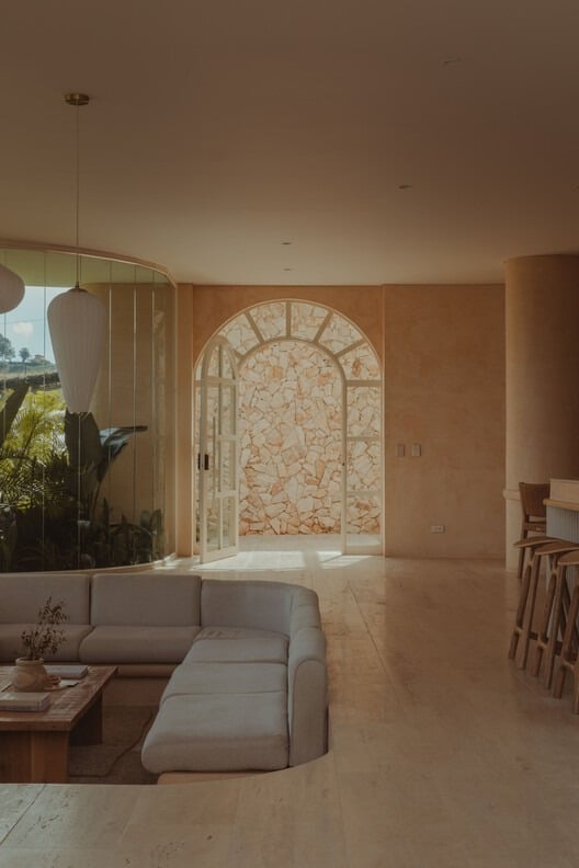 Facade of Covva house with organic lines and natural materials