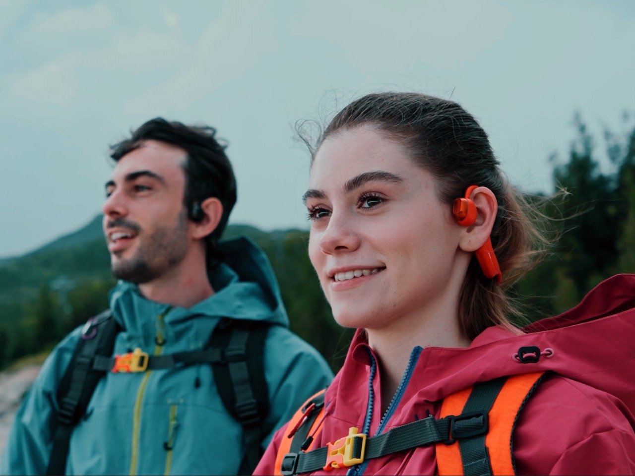 MusicCam smart headphones with built-in camera and bone conduction technology