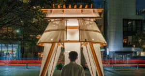 طبقات إيقاعية من الخشب والنسيج، تركيب مستوحى من الشراع من تصميم تشينغ تسونغ فنغ