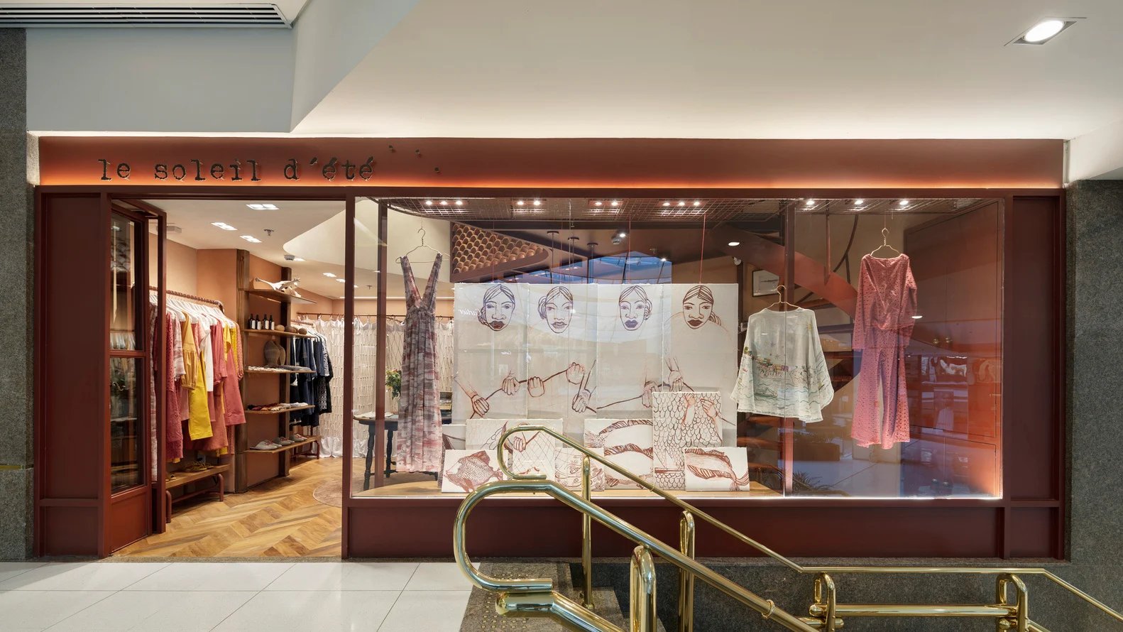 تحت ضوء البرازيل: قصة تحدي تصميم متجر “لو صوليه ديتيه” في 27 متراً مربعاً