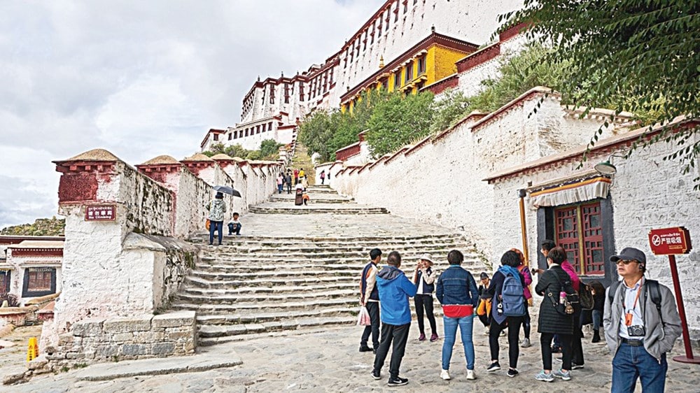Potala Palace in Lhasa, an ancient architectural masterpiece built on the mountain slope of Tibet.