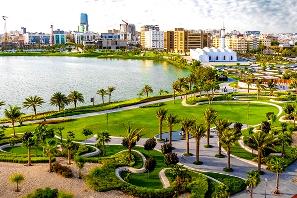 تراسات حجرية تتدرج نحو الساحة وتسمح للزائر بالشعور باتساع الضوء