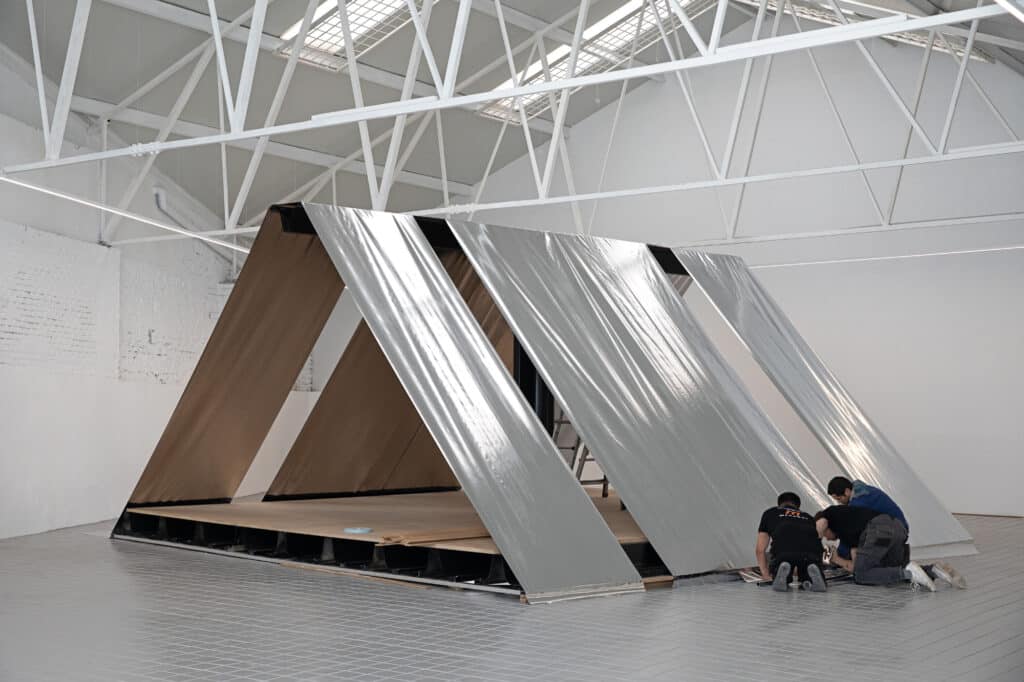 طيات الأقمشة الصلبة تتفاعل مع الضوء والظل داخل الفراغ