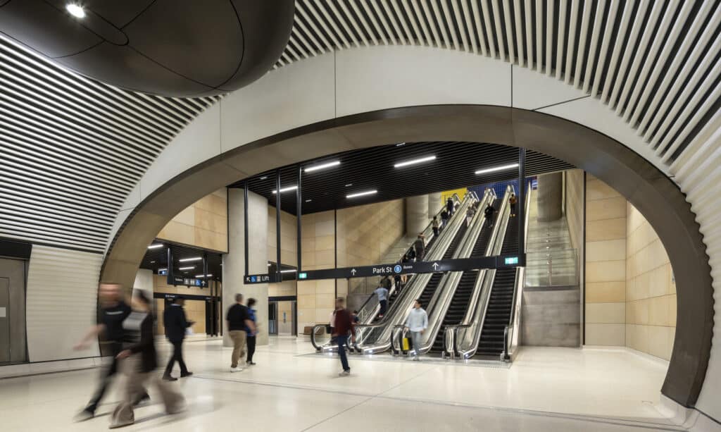 محطة ركاب عصرية بانسيابية معدنية تعكس الضوء الطبيعي.