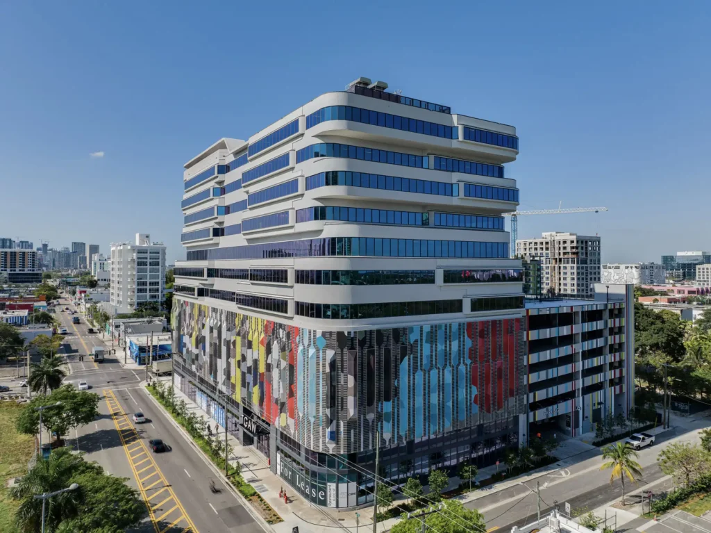 منظر جوي لمبنى &laquo;الوجه الجديد لوينوود&raquo; يُظهر تكوينه المتدرج وتكامله مع النسيج الحضري في ميامي.