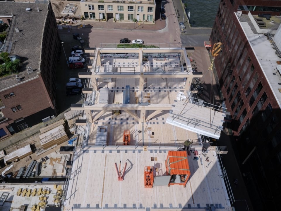 تركيب وحدات CLT الخشبية الضخمة لإنشاء الهيكل الحامل للمبنى العمودي.