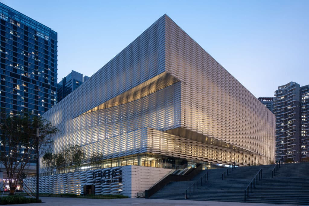 الواجهة الحجرية لمتحف ومكتبة شينزن الثقافية مع السقف الموحد الذي يربط الكتلتين المعماريتين.