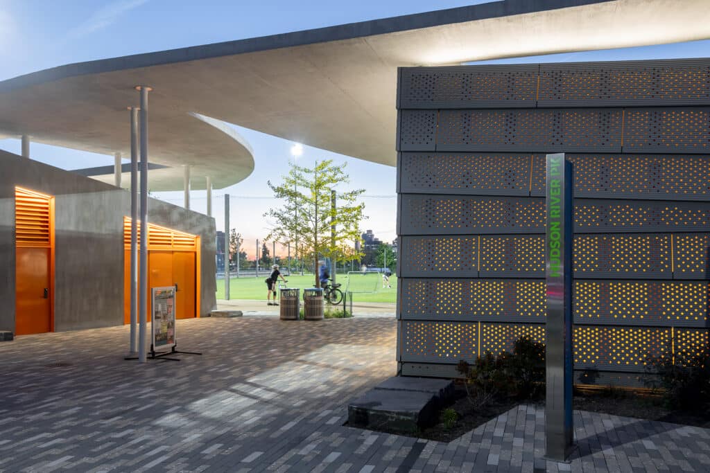 إطلالة جانبية على جناح حديقة غانسيفورت المطل على نهر هدسون، يُظهر تفاعل الخرسانة مع الضوء الطبيعي.