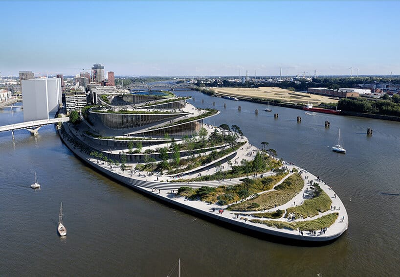 منظر جوي لدار أوبرا هامبورغ يظهر التراسات الدائرية المتدرجة والمفتوحة على الواجهة البحرية.